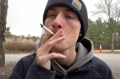 Лечение зависимости от табакокурения в Новом Уренгое Мужчина с сигаретой делает затяжку