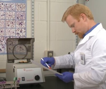 Клиника лечения наркозависимости в Новом Уренгое Врач в кабинете клиники