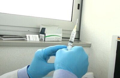 Проведение кодирования Вивитролом в Новом Уренгое Шприц с Вивитролом в руках у врача